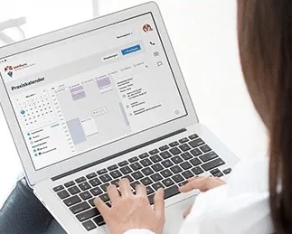 Laptop mit VetGuru-Praxiskalender